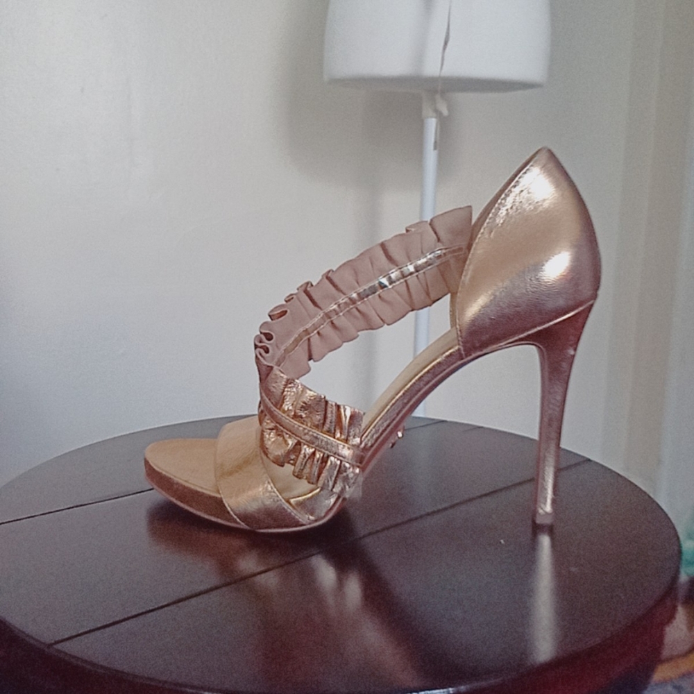 Michael Kors Sz 9.5 Brand New Heels GOLD